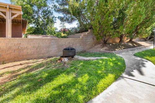 Κήπος έξω από το Stylish & Bright ~ Huge Backyard ~ King Beds ~ Pkg