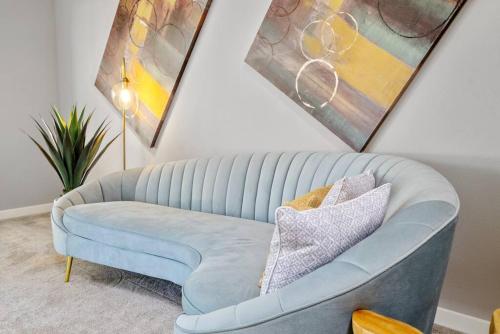 Χώρος καθιστικού στο Stylish & Bright ~ Huge Backyard ~ King Beds ~ Pkg
