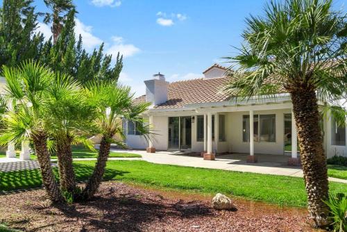Κήπος έξω από το Stylish & Bright ~ Huge Backyard ~ King Beds ~ Pkg