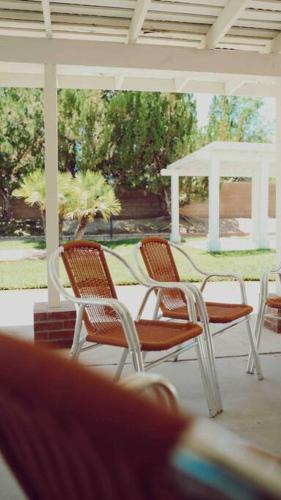 Φωτογραφία από το άλμπουμ του Stylish & Bright ~ Huge Backyard ~ King Beds ~ Pkg σε Palmdale