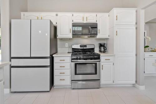 Η κουζίνα ή μικρή κουζίνα στο Stylish & Bright ~ Huge Backyard ~ King Beds ~ Pkg