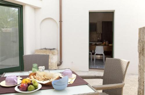 uma mesa com pratos de comida em cima em Riz Guest House em Montesano Salentino