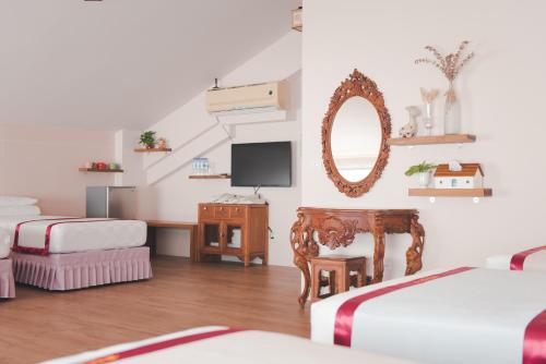 太平村的住宿－幸福旅行舍，一间卧室配有两张床和镜子