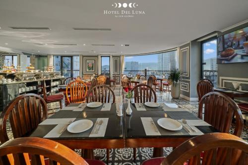 a dining room with a table and chairs at Hotel Del Luna Boutique in Da Nang