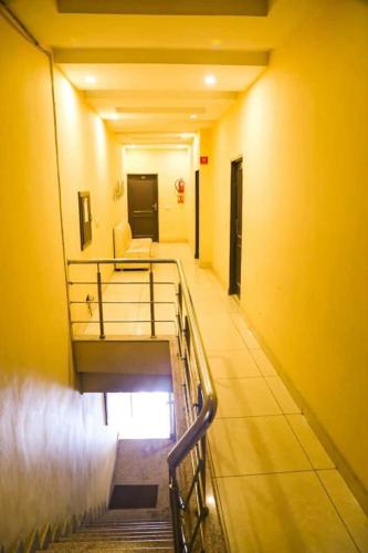 um corredor de um edifício com uma escada num quarto em Hotel royal orbit em Zirakpur