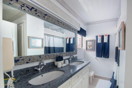  Belair by Blue Sky Luxury -  Room  picture :   Tea/Coffee maker    Internet facilities    Shower                           