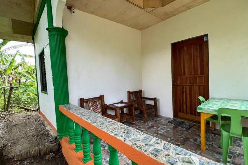 ganek domu ze stołem i krzesłami w obiekcie The Cozy Spot - Siquitour Tours And Accom w mieście San Juan
