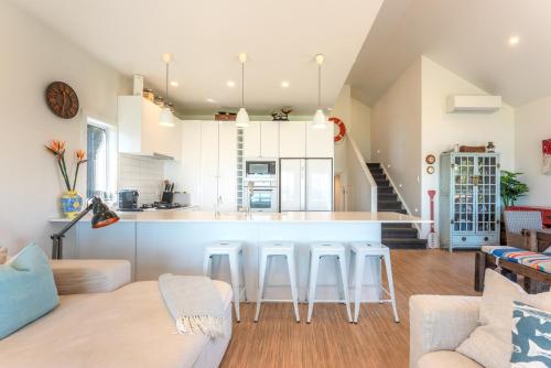 Una cocina o zona de cocina en The Point - Stay Waiheke
