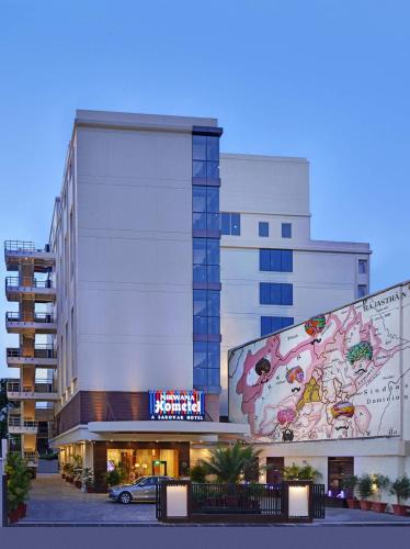 un bâtiment avec une peinture sur le côté dans l'établissement Nirwana Hometel Jaipur- A Sarovar Hotel, à Jaipur