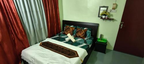 um pequeno quarto com uma cama num quarto em Snoopy homestay Two Bedroom em Batu Pahat