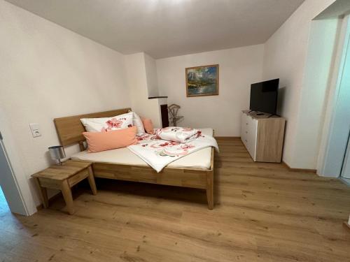 Un dormitorio con una cama con almohadas rosas. en Ferienwohnungen Mikula-Hubacek, en Bad Aussee