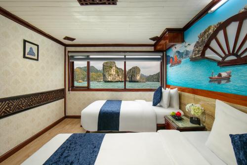 Una habitación de hotel con dos camas y una ventana. en Fantasea Imperial Cruise, en Ha Long