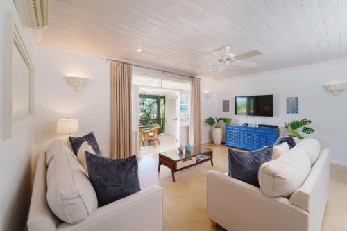 ein Wohnzimmer mit zwei weißen Sofas und einem Tisch in der Unterkunft Beacon Hill 305 - The Penthouse in Saint Peter