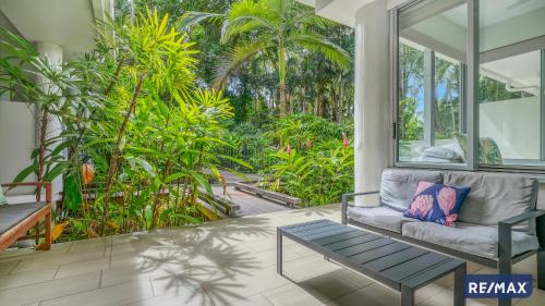 Jardín al aire libre en Elysium Private Apartments at The Drift Resort