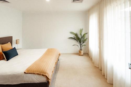 Ένα ή περισσότερα κρεβάτια σε δωμάτιο στο Salhus - sleep in king beds & easy walk to town