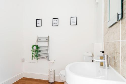 bagno bianco con servizi igienici e lavandino di City Centre 3 Bed 8 Guest Parking Near Mayflower a Southampton