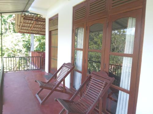 En balkon eller terrasse på Chamodya Home Stay