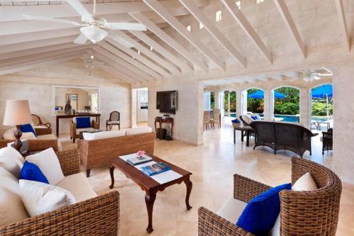 Posezení v ubytování Todmorden by Blue Sky Luxury