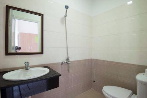 bagno con lavandino, servizi igienici e specchio di Bống House Homestay 1 a Hoi An