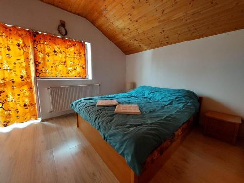 una piccola camera con letto e finestra di Casa Vlazilor a Breaza