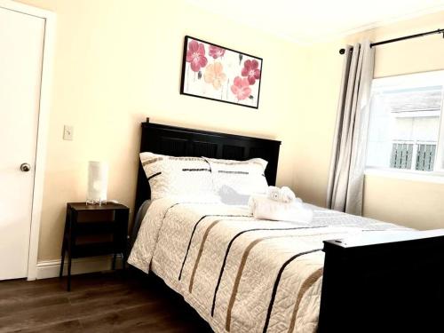 1 dormitorio con 1 cama con cabecero negro y ventana en Warm 2BR/1BA house Silicon W/D parkin near SJ town, en San José