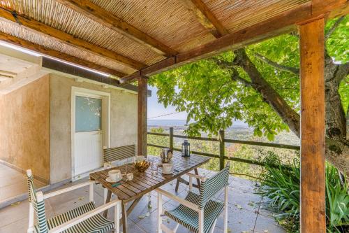 patio con tavolo, sedie e recinzione di Casa Davide With Pool - Happy Rentals a Pietrasanta