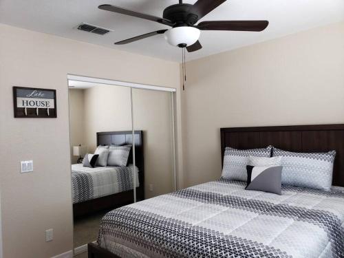 1 dormitorio con 2 camas y ventilador de techo en Havasu Lighthouse, en Lake Havasu City