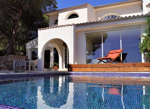 une villa avec piscine et une maison dans l'établissement Casa des Pins - Villa d’exception à Sète, à Sète