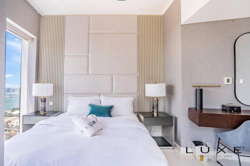 Postel nebo postele na pokoji v ubytování LUXE - Elegantly Green-2BR in Marina Damac Heights
