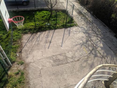 een uitzicht op een basketbalring buiten bij Relax zone in Bar