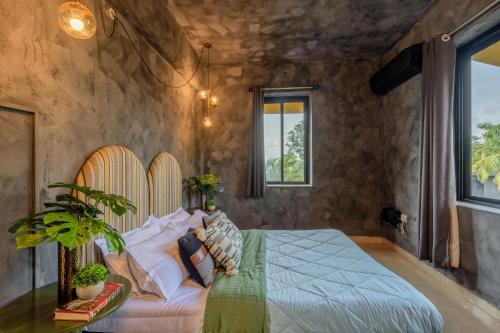 Ένα ή περισσότερα κρεβάτια σε δωμάτιο στο Mossy - Aesthetic 2BHK Apartment - Vagator, Goa By StayMonkey