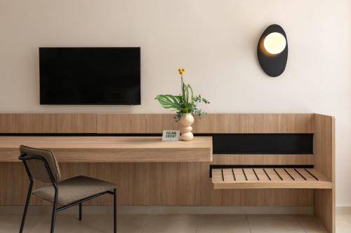 een woonkamer met een tv en een stoel bij Electra Palace Rhodes - Premium All Inclusive in Ialyssos