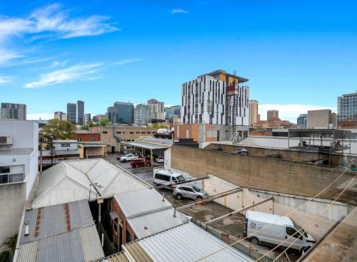 - une vue sur une ville avec des voitures garées dans un parking dans l'établissement Studio 21 - Wright Lodge, à Adélaïde