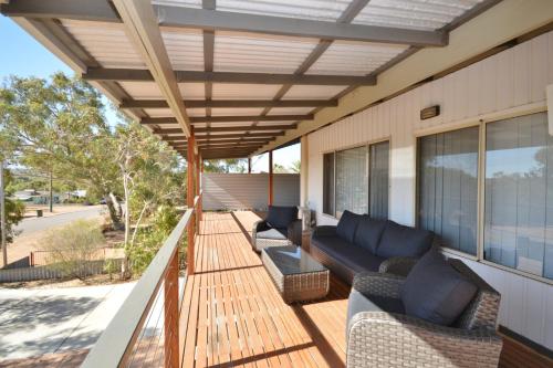 un patio con sofá y sillas en una terraza en Aquarius - Kalbarri, WA, en Kalbarri
