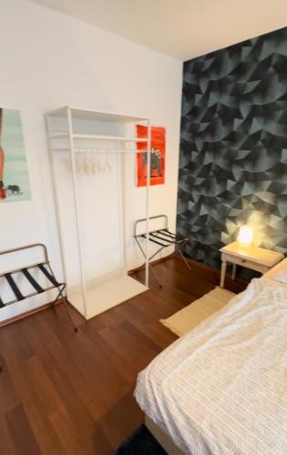 Schlafzimmer mit einem Bett und einer Glaswand in der Unterkunft FeWo Auenblick in Leipzig