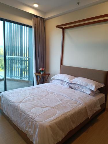 Postel nebo postele na pokoji v ubytování Timurbay Seafront Residence Mawar Inap Homestay