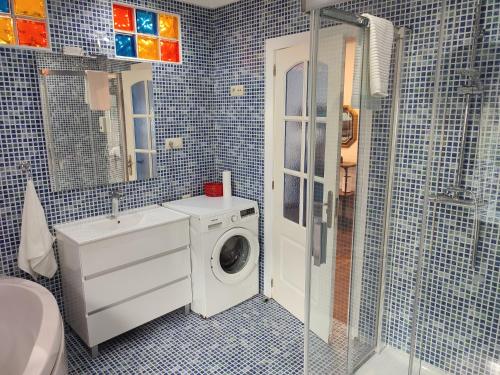 uma casa de banho com uma máquina de lavar roupa e um lavatório em BlueMedina Superior Salas em Salas