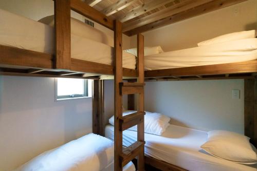 Una cama o camas en una habitación de 野沢温泉ロッヂ