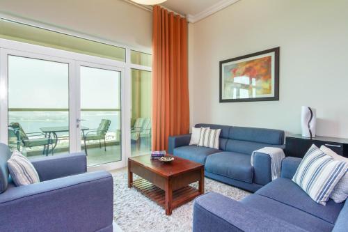 Гостиная зона в Bespoke Holiday Homes - Palm Jumeirah- 1 Bedroom Sea View with Pool & Beach Access, Al Haseer