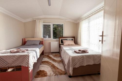a bedroom with two beds and a window at Doğanın İçindeki Yeriniz in Rize