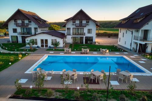 una vista aérea de una casa con piscina en Amore Resort, en Carasuhatul-de-Sus