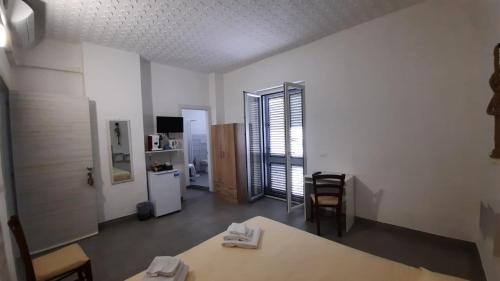 Zimmer mit einem Tisch und Stühlen sowie einer Küche in der Unterkunft Galleria 38 in Soverato Marina