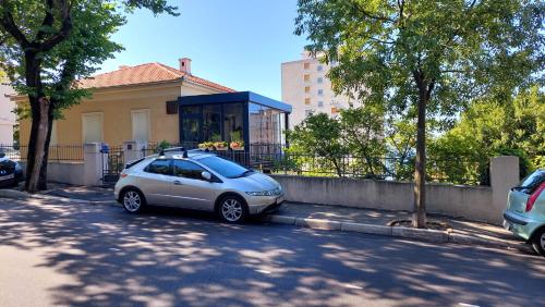 un pequeño coche aparcado al lado de una calle en Engine rooms, en Rijeka