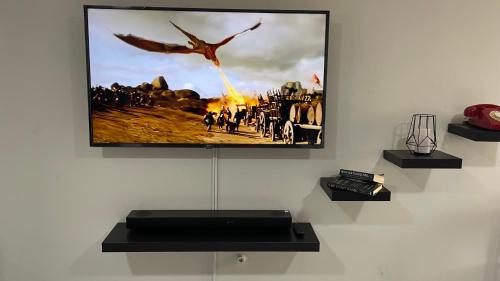 Televisyen dan/atau pusat hiburan di Amazing Studio near CBD