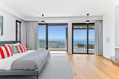 Un dormitorio con una cama y vista al mar. en Stunning Villa UV09 Oniro with Sea Views, Aphrodite Hills, en Kouklia