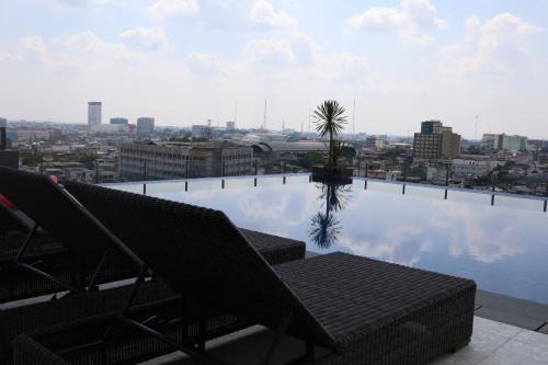 uma piscina com vista para a cidade em ibis Palembang Sanggar em Palimbão