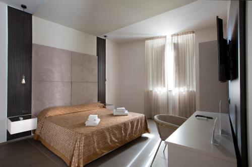 Hotel Diamond في نابولي: غرفة نوم بسرير وكرسي في غرفة