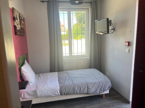 Ένα ή περισσότερα κρεβάτια σε δωμάτιο στο Hôtel des 2 Gares