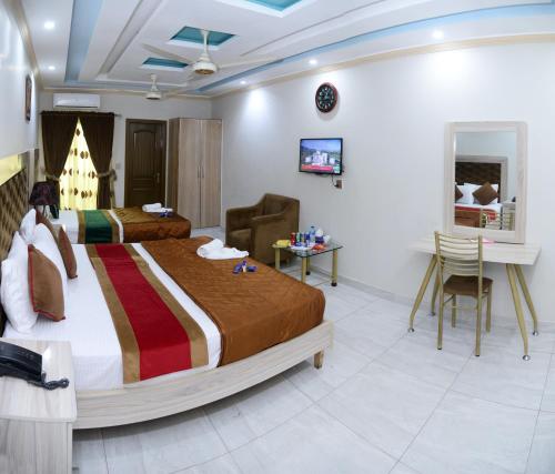 Μια τηλεόραση ή/και κέντρο ψυχαγωγίας στο Hotel Deluxe Lahore