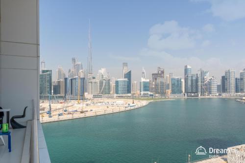 vistas al perfil urbano con un cuerpo de agua en Dream Inn Apartments- West Wharf Tower Canal View, en Dubái